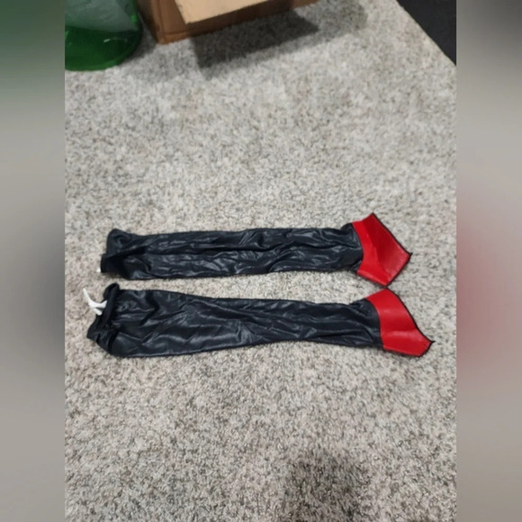 Spirit Halloween Love Bite Vamp Costume - Includes Dress, Capelet & Gloves Small - Picture 11 of 16